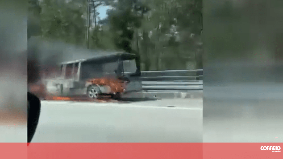 Carro funerário totalmente destruído em incêndio em Santa Maria da Feira