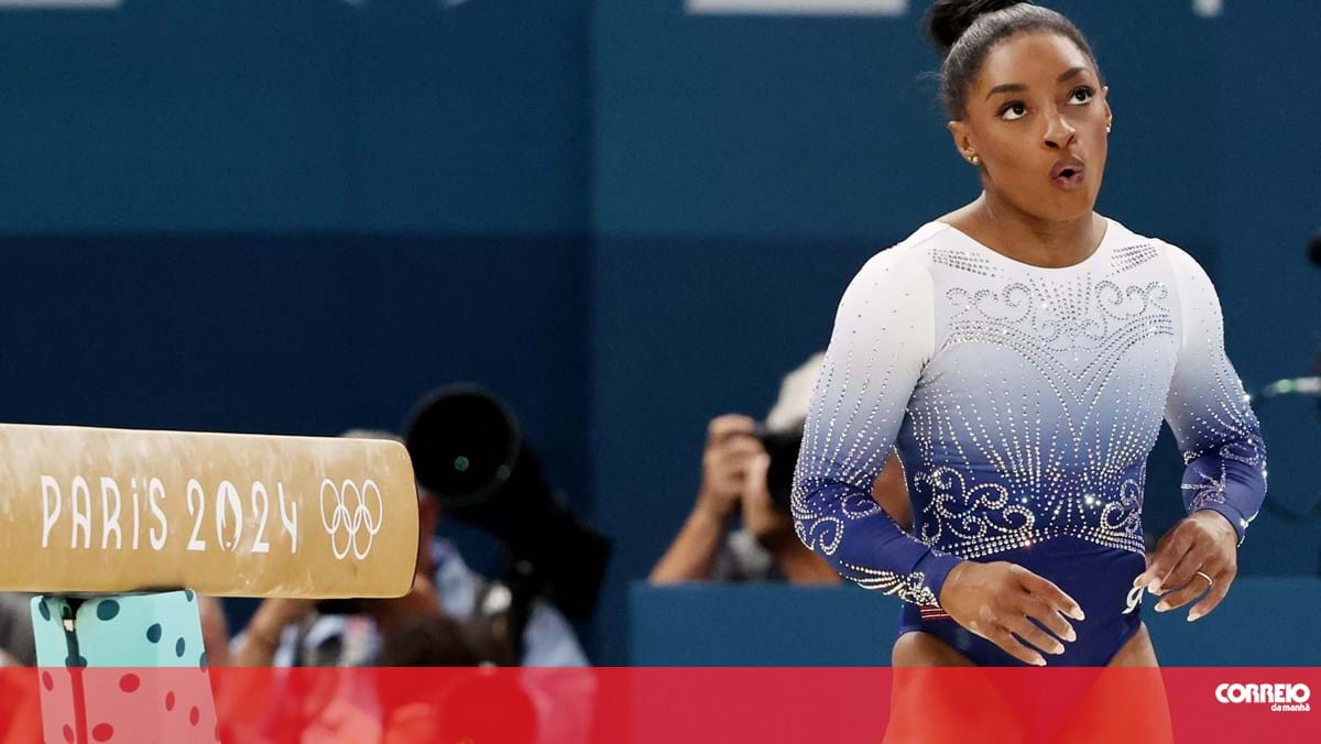 Simone Biles falha ouro na trave em final com queda aparatosa. Veja o momento