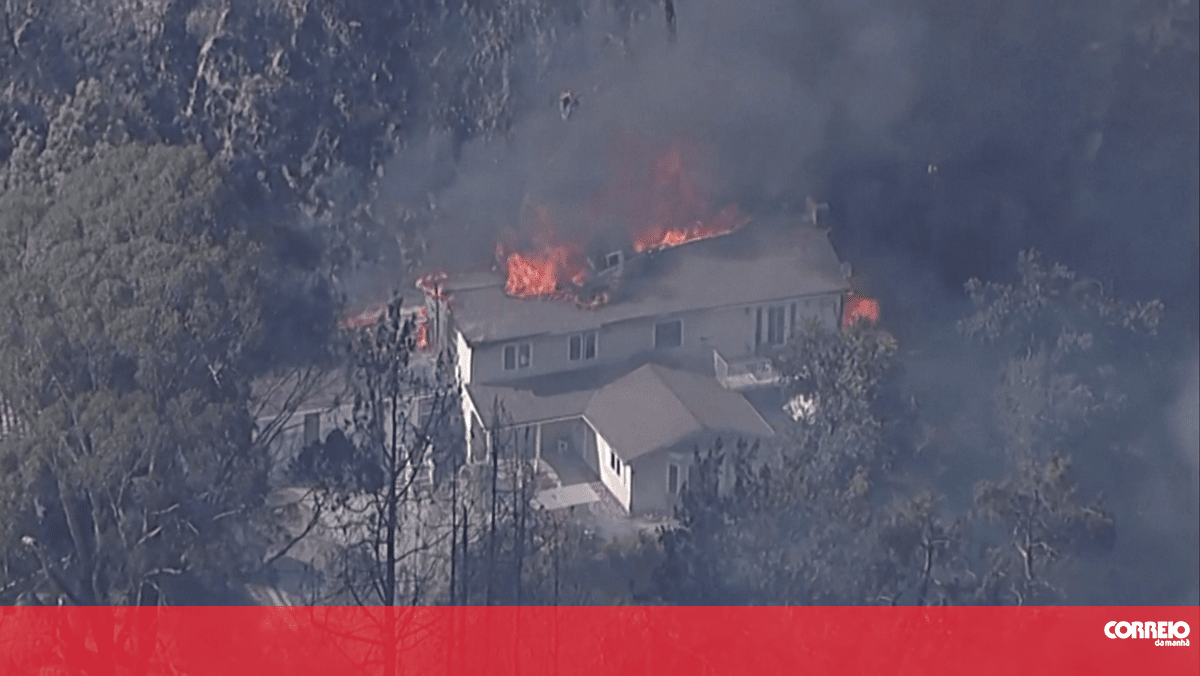 Vídeo aéreo mostra casas a serem engolidas pelas chamas em incêndio na Califórnia