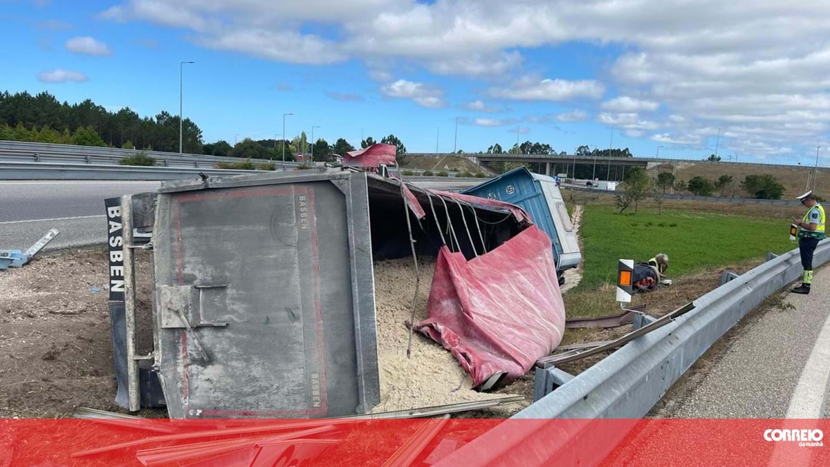 Camião despista-se na A17 em Coimbra e condiciona trânsito