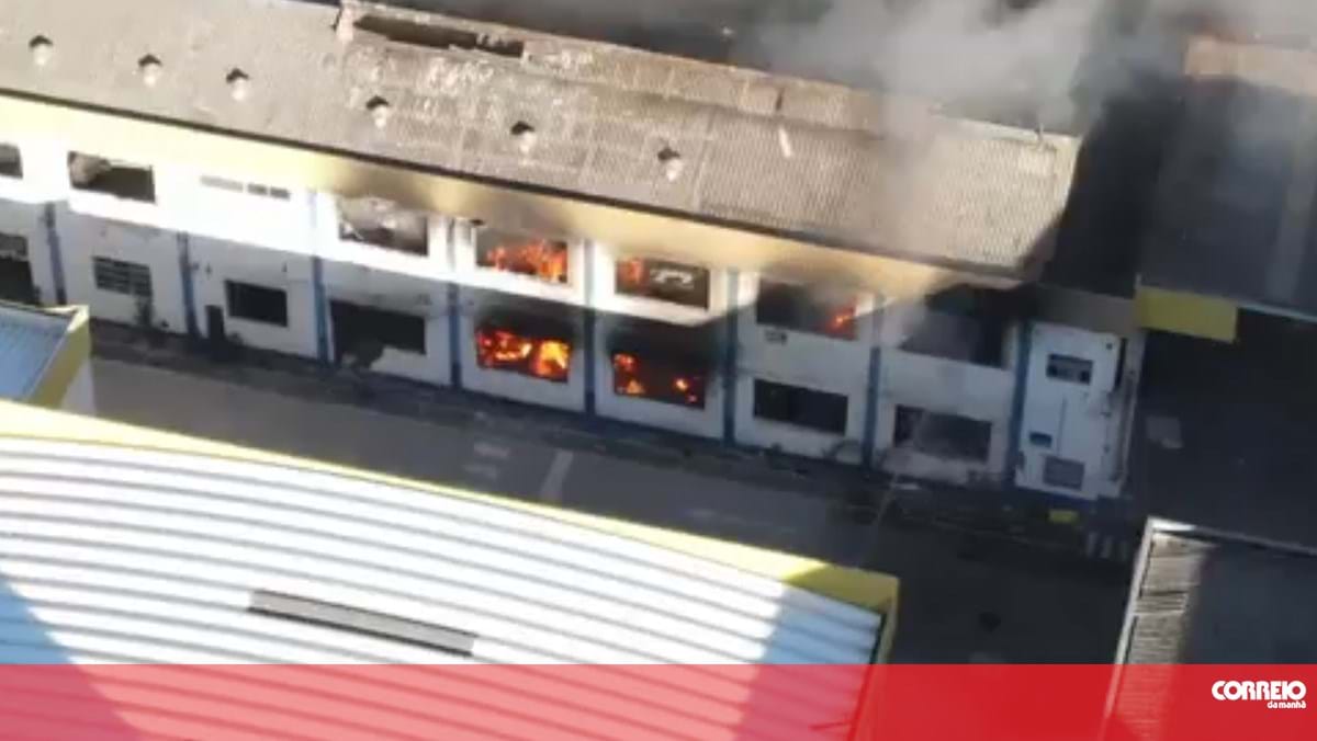 Incêndio provoca estragos em fábrica em Loures