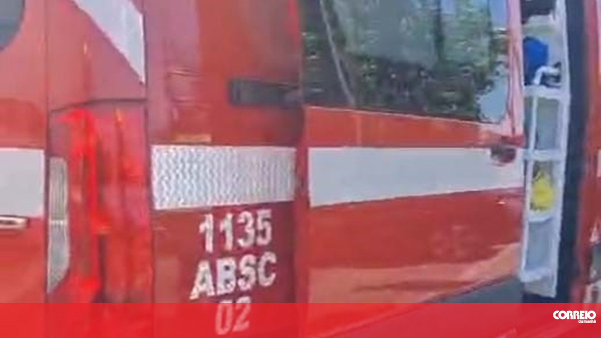 Três feridos em colisão entre dois carros em Loures