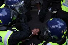 Mais de 100 detidos em Londres após ataque à faca que vitimou três meninas em Southport