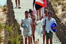 Francisca Cerqueira Gomes e Pierre Gasly primeiro estiveram com Maria Cerqueira Gomes e Cayetano Rivera e, mais tarde, foram ter à mesma praia com um grupo de amigos