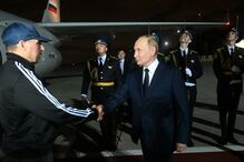 Putin recebe no aeroporto oito prisioneiros libertados na troca com Ocidente