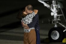 Evan Gershkovich abraça a mãe