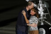 Evan Gershkovich abraça a mãe