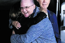 Ex-fuzileiro Paul Whelan abraça Kamala Harris