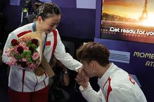 Jogadora de Badminton pedida em casamento após conquistar ouro 