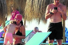 Tiago Teotónio Pereira e Rita Patrocínio com a filha na praia em Albufeira