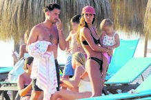 Tiago Teotónio Pereira e Rita Patrocínio com a filha na praia em Albufeira