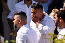 Sérgio Aguiar chora no funeral da filha