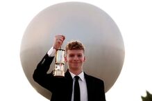 Léon Marchand, vencedor de quatro medalhas nos Jogos Olímpicos, pega na chama olímpica