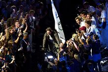 Tom Cruise de mota na cerimónia de encerramento dos Jogos Olímpicos	