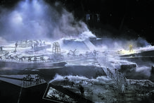 Mais de 100 artistas participaram ontem na cerimónia de encerramento, entre músicos, acrobatas e dançarinos, num palco com o formato do mapa-mundo.