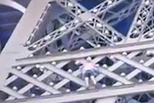 Homem de tronco nu detido ao tentar subir a torre.