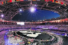 Bancadas cheias e pista recheada de atletas.