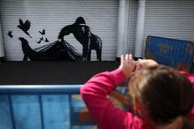 Um gorila na fachada do Zoo de Londres, em Camden, é o nono animal pintado por Banksy na capital inglesa