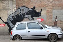 Em Charlton, foi pintado um rinoceronte numa parede 