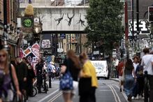 Em Shoreditch, Banksy pintou três macacos