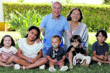 Luís Marques Mendes com a mulher, Sofia, e cinco dos seis netos