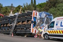 Camião tomba na EN10 em Setúbal