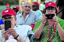 Festivaleiros de todas as idades tiraram fotos e fizeram vídeos das atuações dos seus músicos preferidos
