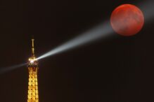 Super lua em Paris, França. Aspeto avermelhado é comum no fenómeno.