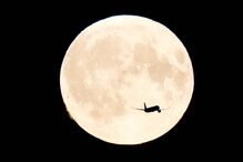 Super Lua na Dinamarca. Lua parece cerca de um sétimo maior que o normal.