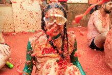 ‘La Tomatine’ reúne milhares de pessoas nas ruas de Buñol 