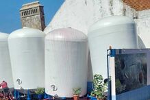 Tanque implode e liberta mais de 30 mil litros de vinha para a EN118 em Alpiarça