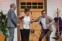 João Baião com Heitor Lourenço e Cristina Oliveira na peça 'Feliz Aniversário'