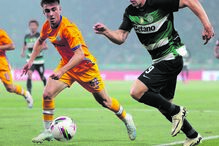 Gyokeres em mais uma arrancada, aqui  diante de Martim Fernandes 