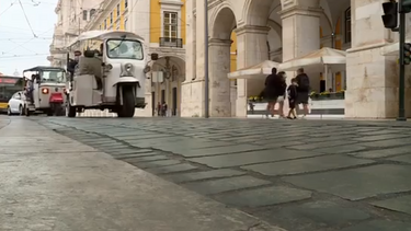 Câmara de Lisboa quer limitar estacionamento e licenças de 'tuk tuk'