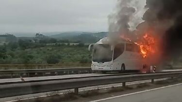 Autocarro arde no IP3. Trânsito cortado no nó de Souselas, nos dois sentidos