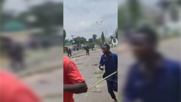 Momento em que a polícia nigeriana dispara contra manifestantes 