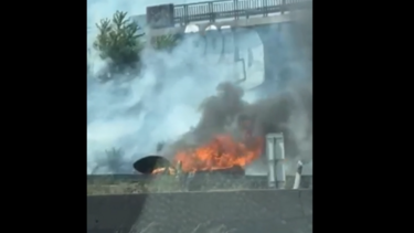 Carro destruído pelas chamas em Algés