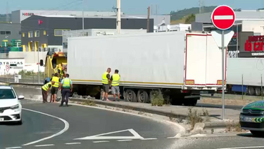 Camião despista-se e condiciona circulação em Loures