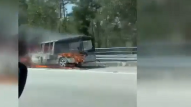 Carro funerário totalmente destruído em incêndio em Santa Maria da Feira
