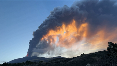 Imagens impressionantes mostram vulcão Etna a entrar em erupção