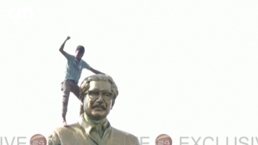 Momento em que manifestantes destroem estátua do pai da ex-primeira-ministra do Bangladesh 