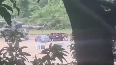 Momento em que primeira-ministra do Bangladesh abandona o país de helicóptero 