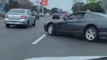 Condutor de Ferrari faz pião entre carros em plena auto-estrada     