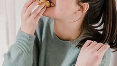 mulher feliz a morder donut