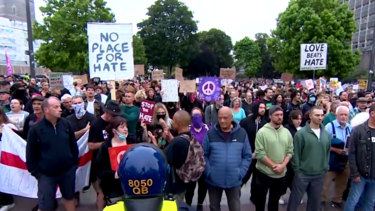Confrontos entre grupos pró e conta imigração alastram a Plymouth