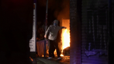 Motins continuam no Reino Unido com fogo nas ruas de Belfast