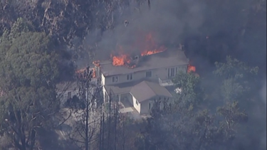 Vídeo aéreo mostra casas a serem engolidas pelas chamas em incêndio na Califórnia 