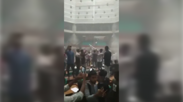 Manifestantes invadem o parlamento do Bangladesh 