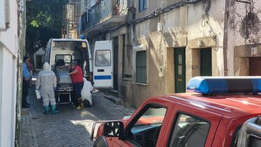 Bombeiros transportaram os corpos do casal