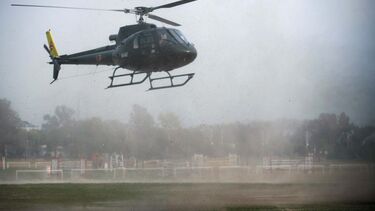 Helicóptero sobrevoa o Nepal